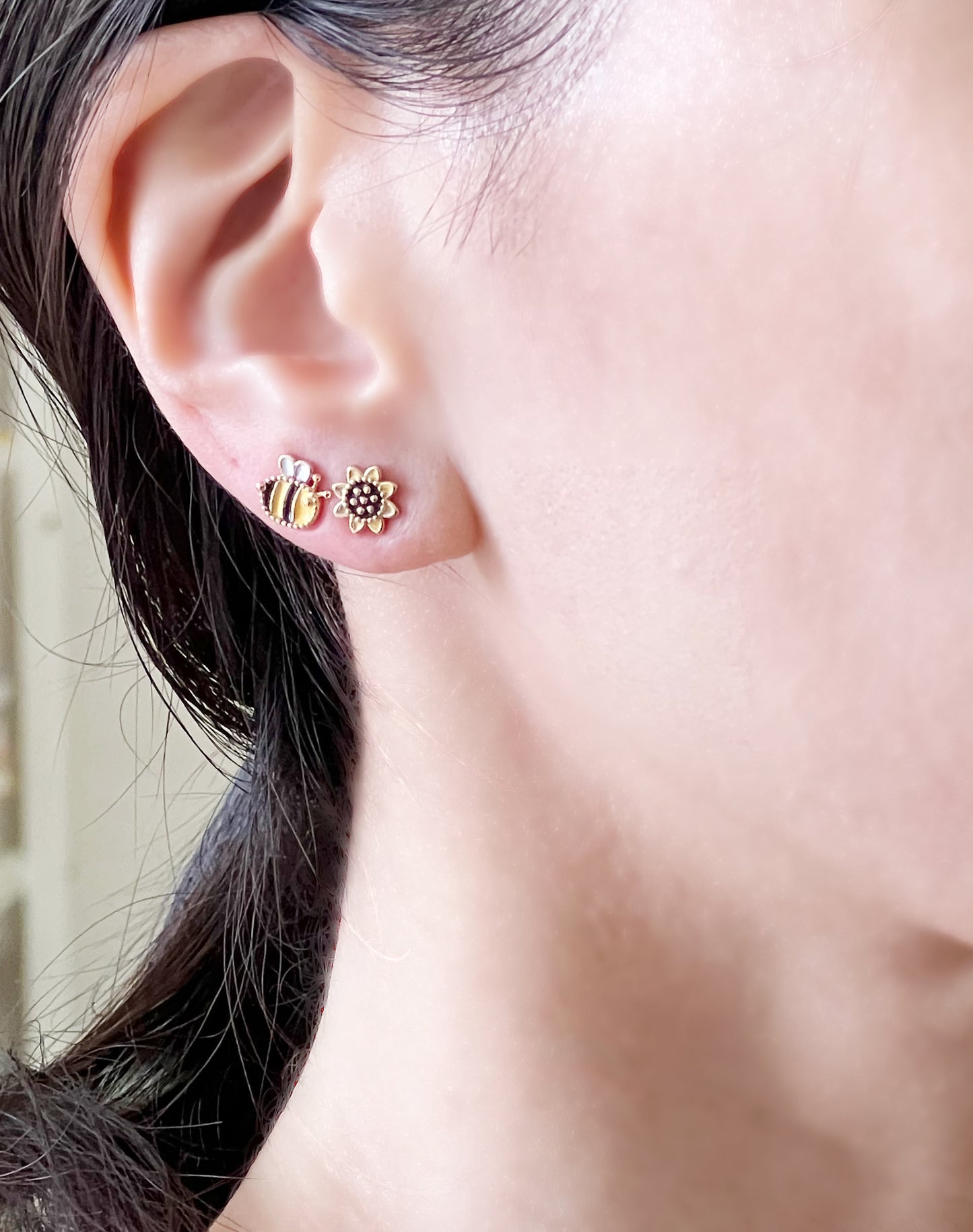 Cute honey bee and daisy flower earrings