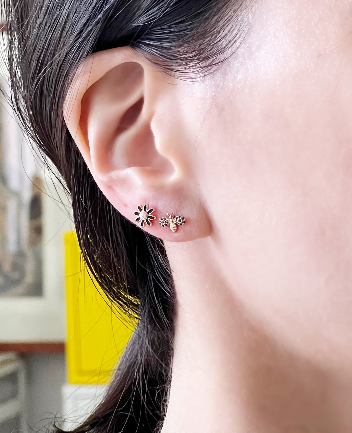 Black cubic setting tiny honey bee and daisy flower earrings