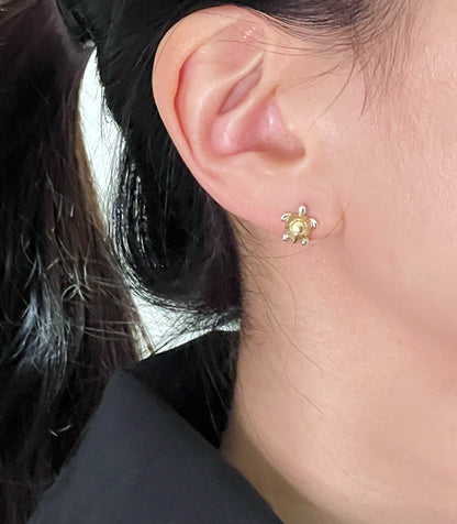 Tiny Sea Turtle Stud earrings in gold / silver