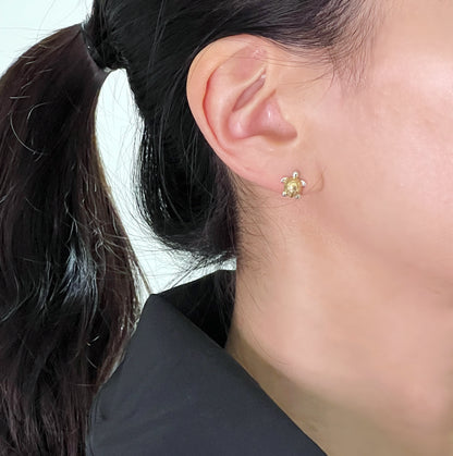 Tiny Sea Turtle Stud earrings in gold / silver