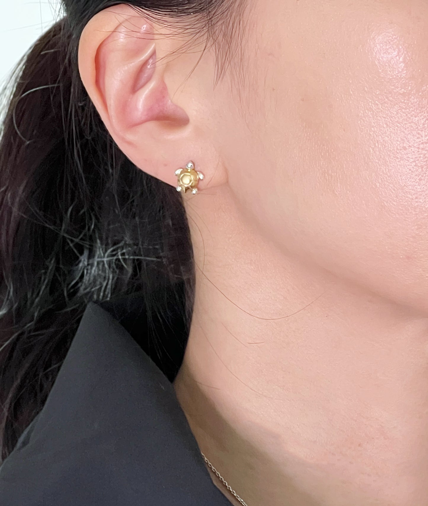 Tiny Sea Turtle Stud earrings in gold / silver