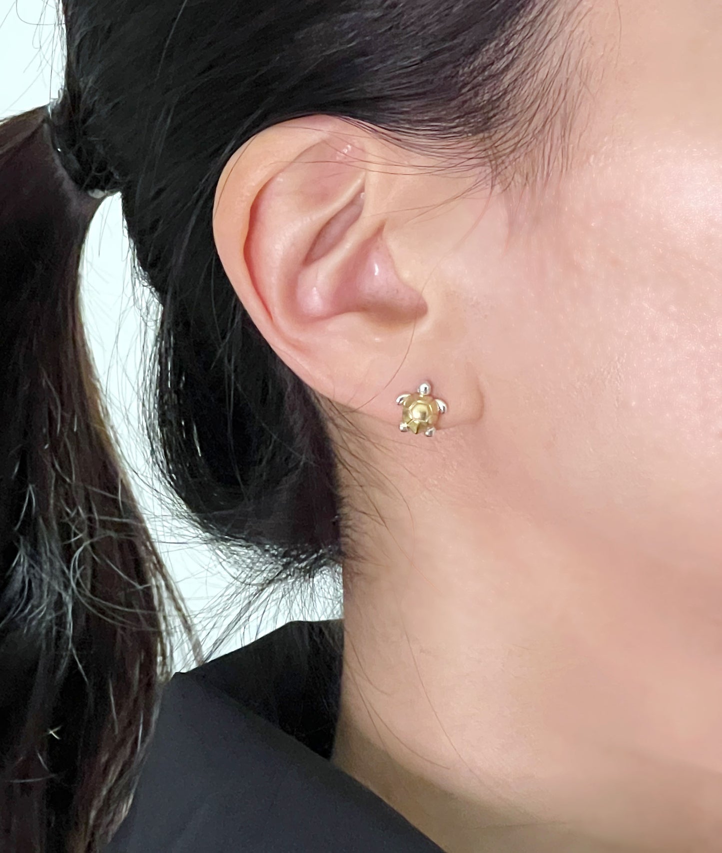 Tiny Sea Turtle Stud earrings in gold / silver