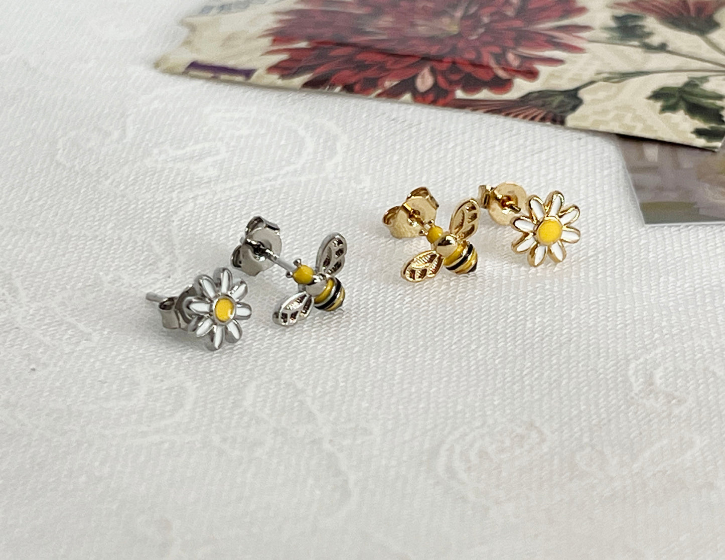 Tiny and Cute bee and daisy flower earrings