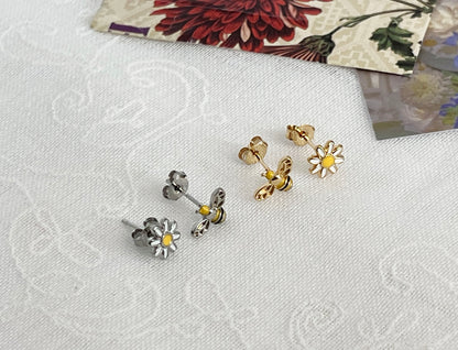 Tiny and Cute bee and daisy flower earrings