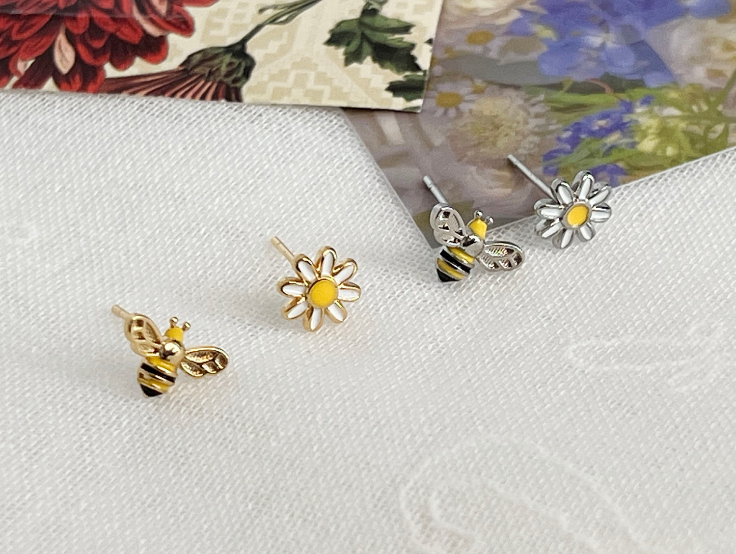 Tiny and Cute bee and daisy flower earrings