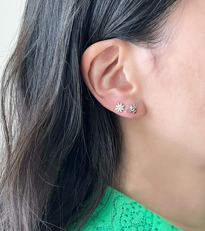 Tiny and Cute bee and daisy flower earrings