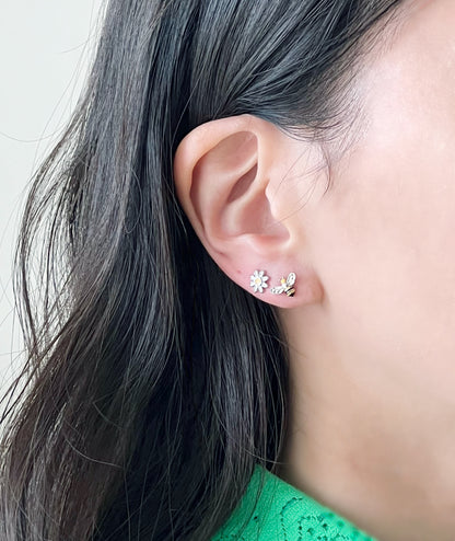 Tiny and Cute bee and daisy flower earrings