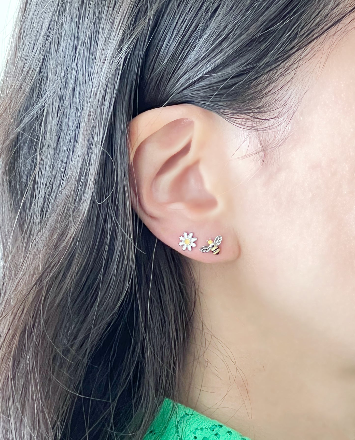 Tiny and Cute bee and daisy flower earrings