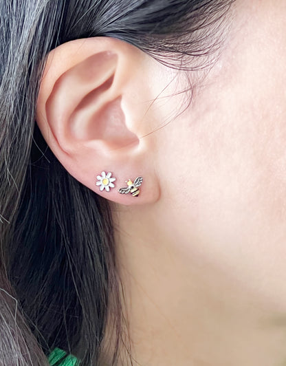 Tiny and Cute bee and daisy flower earrings