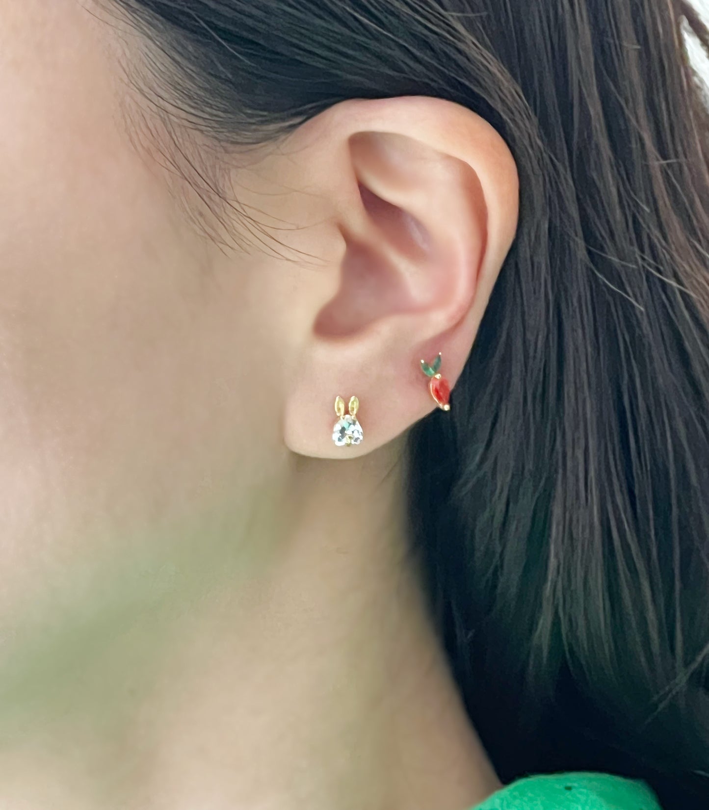 Tiny cubic setting Rabbit and. carrot stud earrings