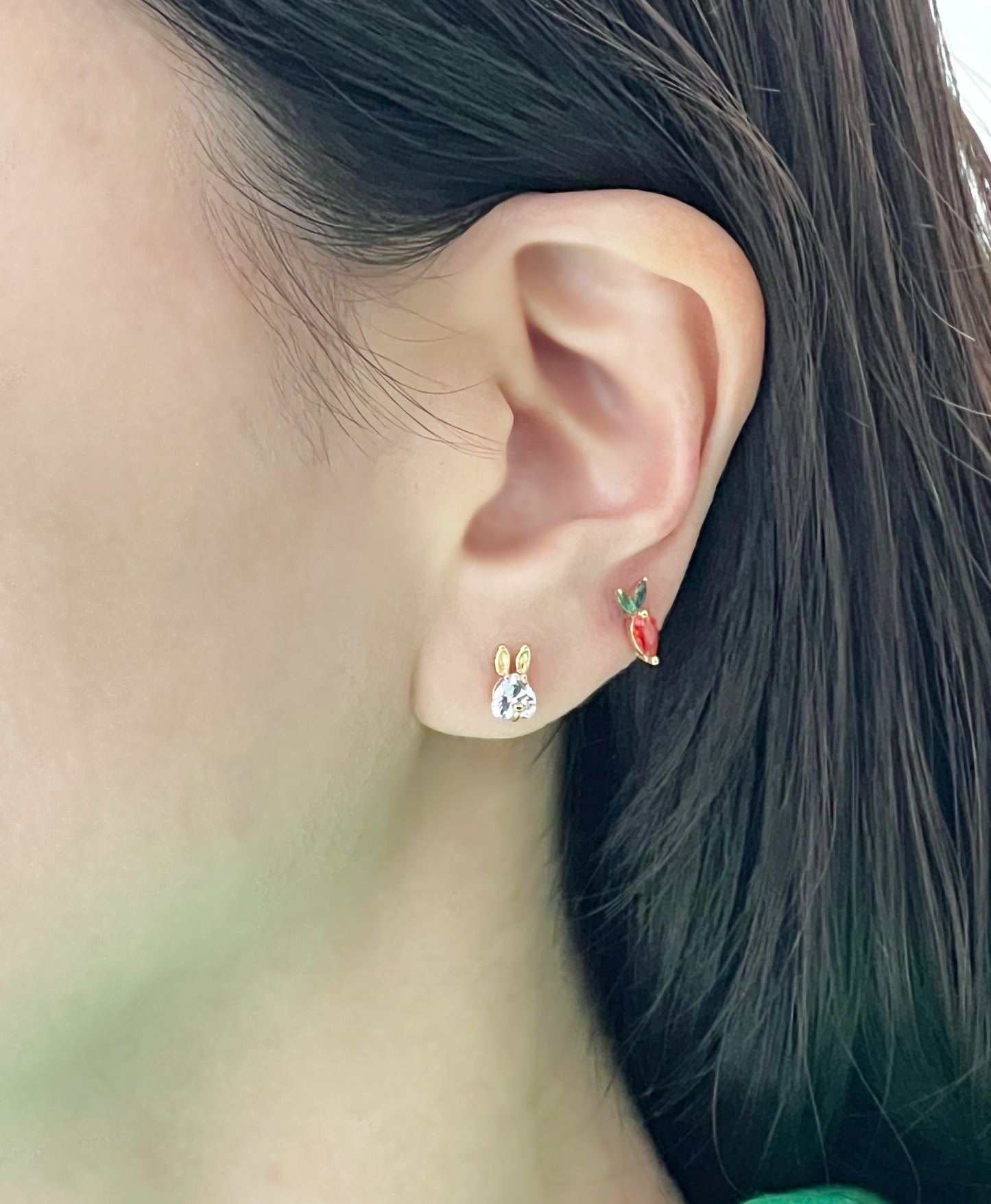 Tiny cubic setting Rabbit and. carrot stud earrings