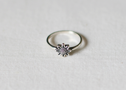 925 sterling silver Tiny Daisy flower ring