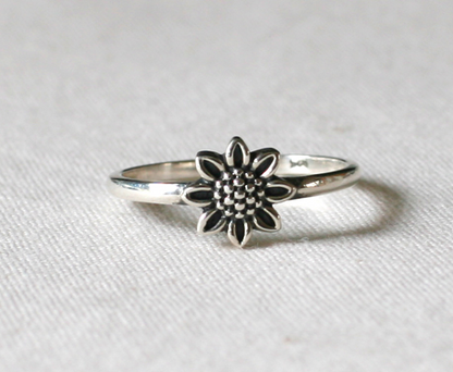 925 sterling silver Tiny Daisy flower ring