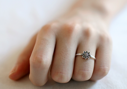 925 sterling silver Tiny Daisy flower ring