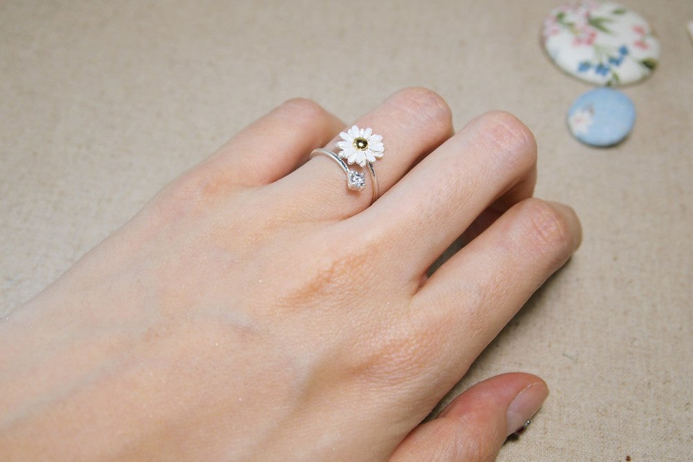 White Daisy Flower with Crystal- Adjustable Ring (925 sterling silver / plated over Brass)
