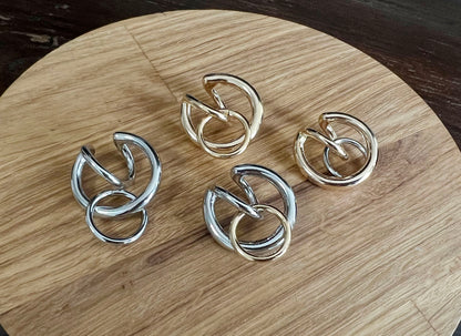 Single Bold ring earcuff, Interlocking circle ear wrap no piercing earrings non pierced conch earrings