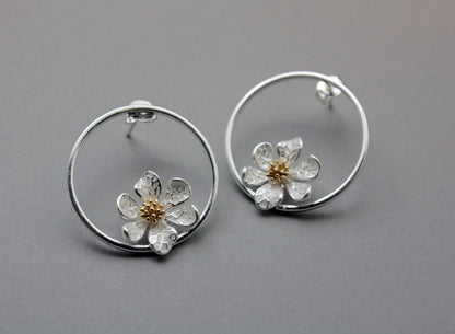 White Daisy flower Earrings, flower wreath  earrings , Flower and circle earrings