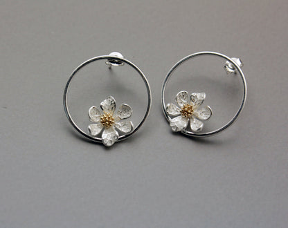 White Daisy flower Earrings, flower wreath  earrings , Flower and circle earrings