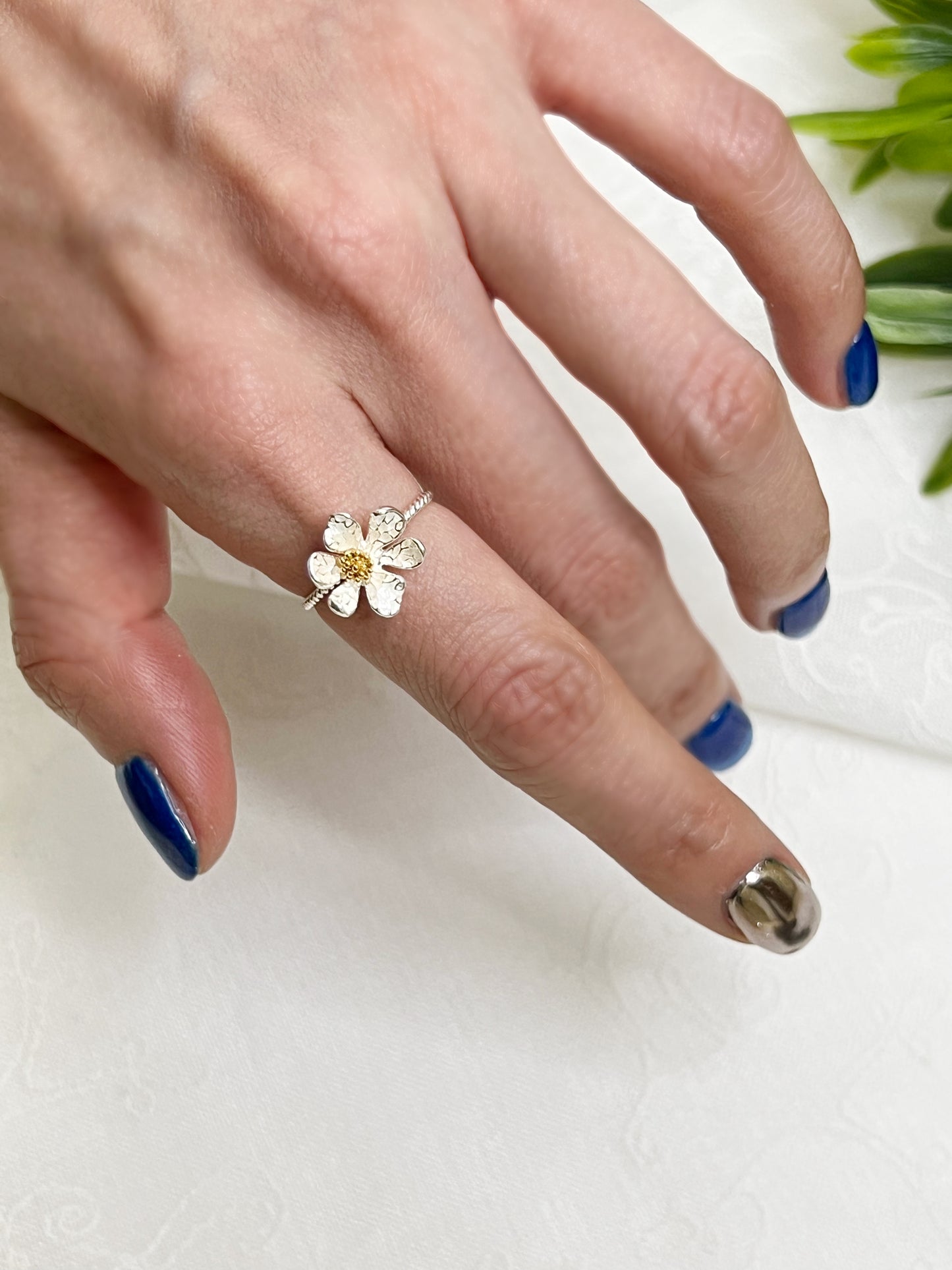 White Daisy flower ring