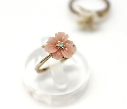 Antique and Vintage White Daisy Flower Ring detailed in swarovski stone