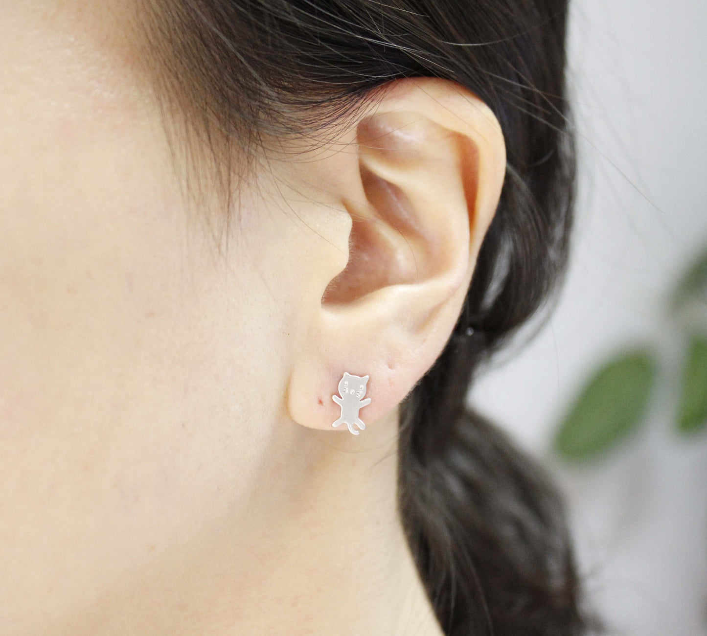 cute and unique tiny kitty cat post earrings( gold /silver)