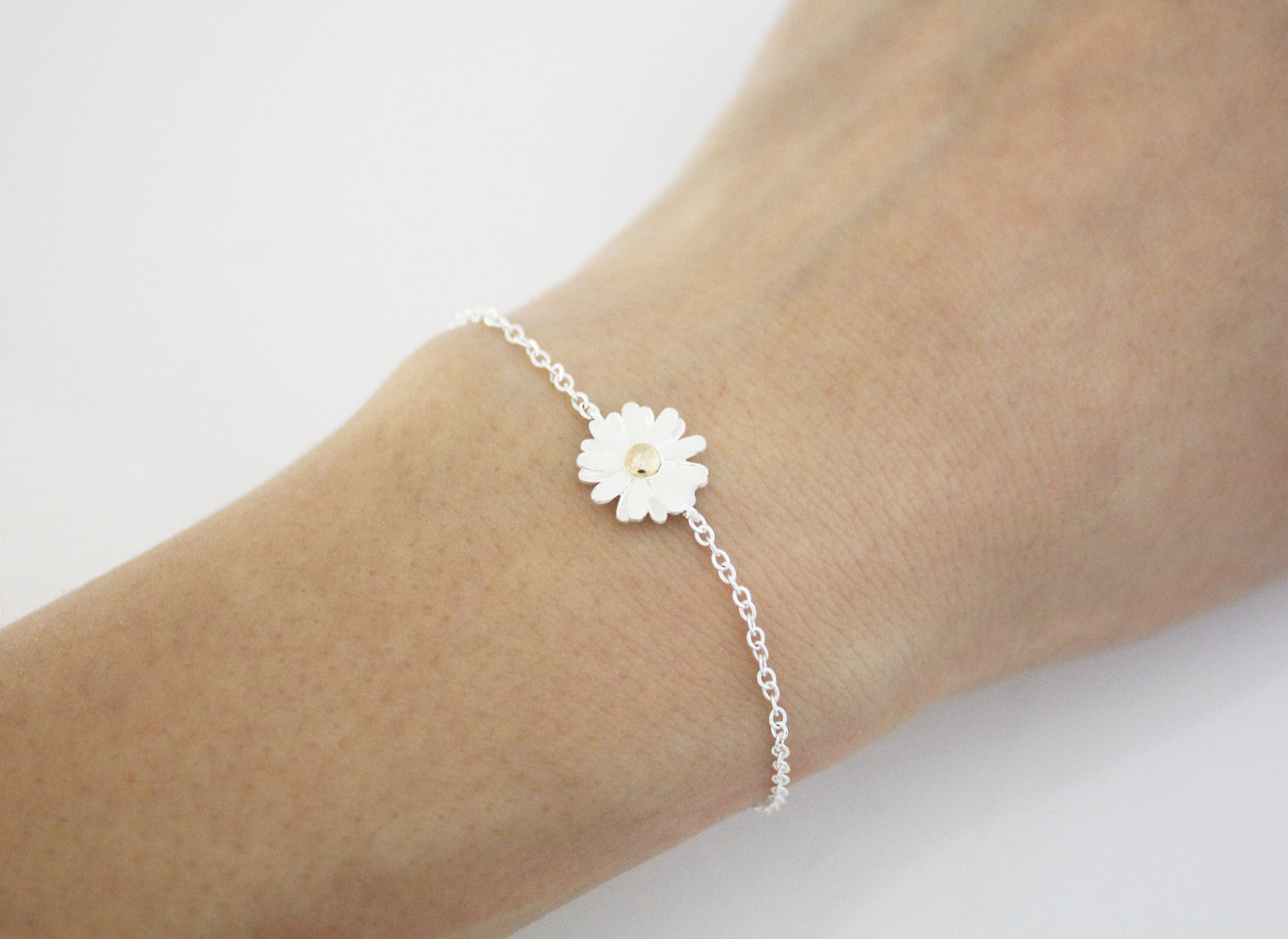 White Daisy flower pendant bracelet (925 sterling silver / plated over Brass)