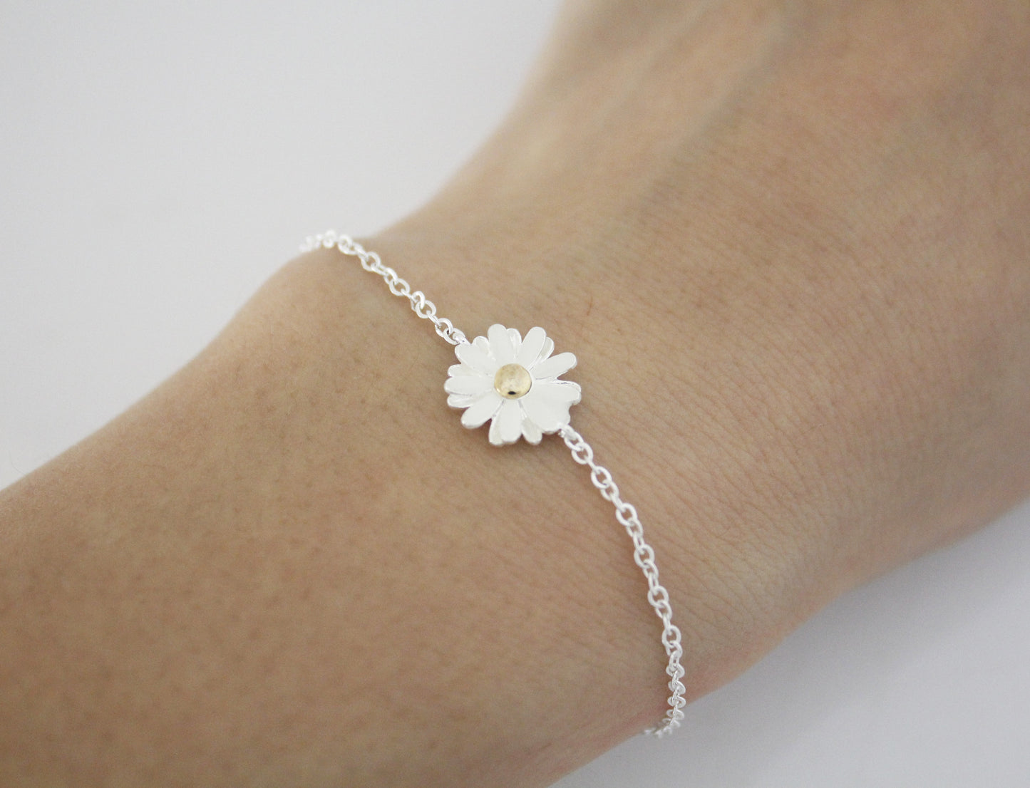 White Daisy flower pendant bracelet (925 sterling silver / plated over Brass)