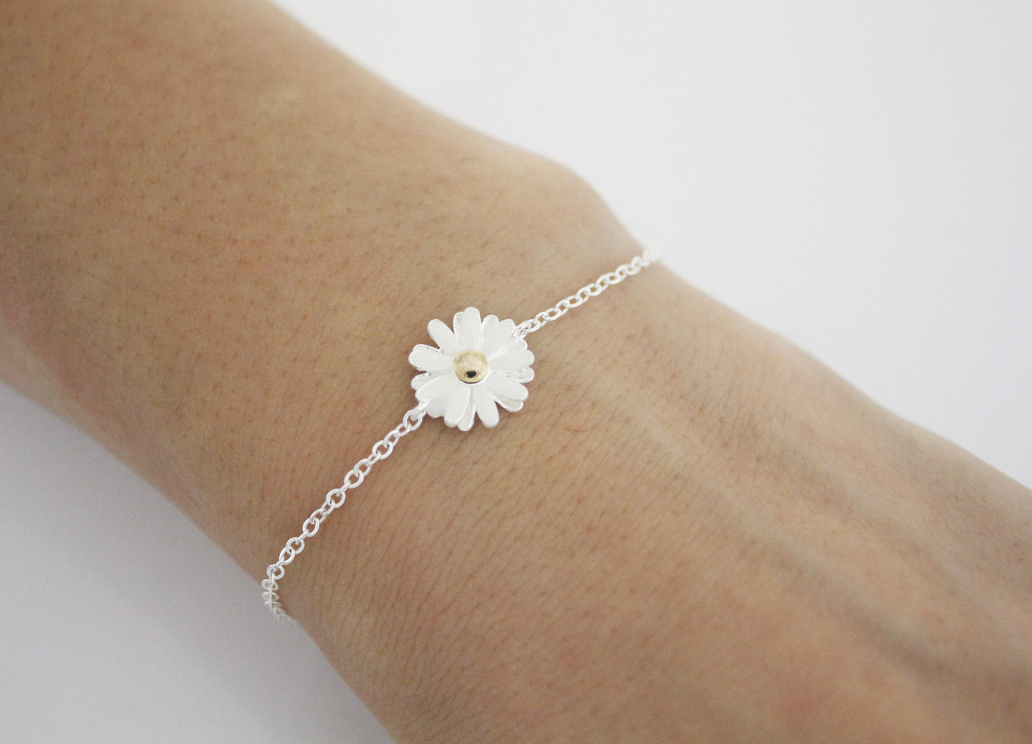 White Daisy flower pendant bracelet (925 sterling silver / plated over Brass)