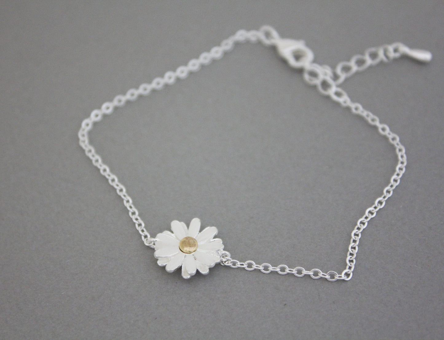 White Daisy flower pendant bracelet (925 sterling silver / plated over Brass)