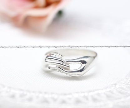 925 Sterling Silver Holding Hands Ring