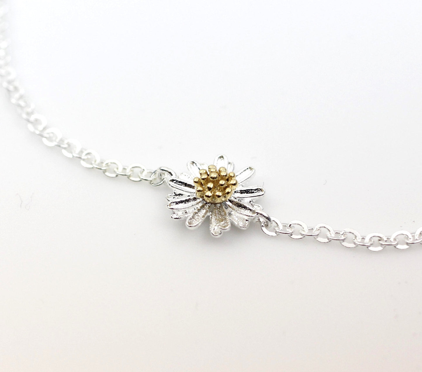 White Daisy flower pendant bracelet (925 sterling silver / plated over Brass)