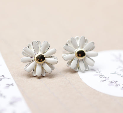 White Daisy flower studs earrings (925 sterling silver / plated over Brass)