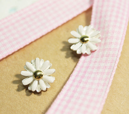 White Daisy flower studs earrings (925 sterling silver / plated over Brass)