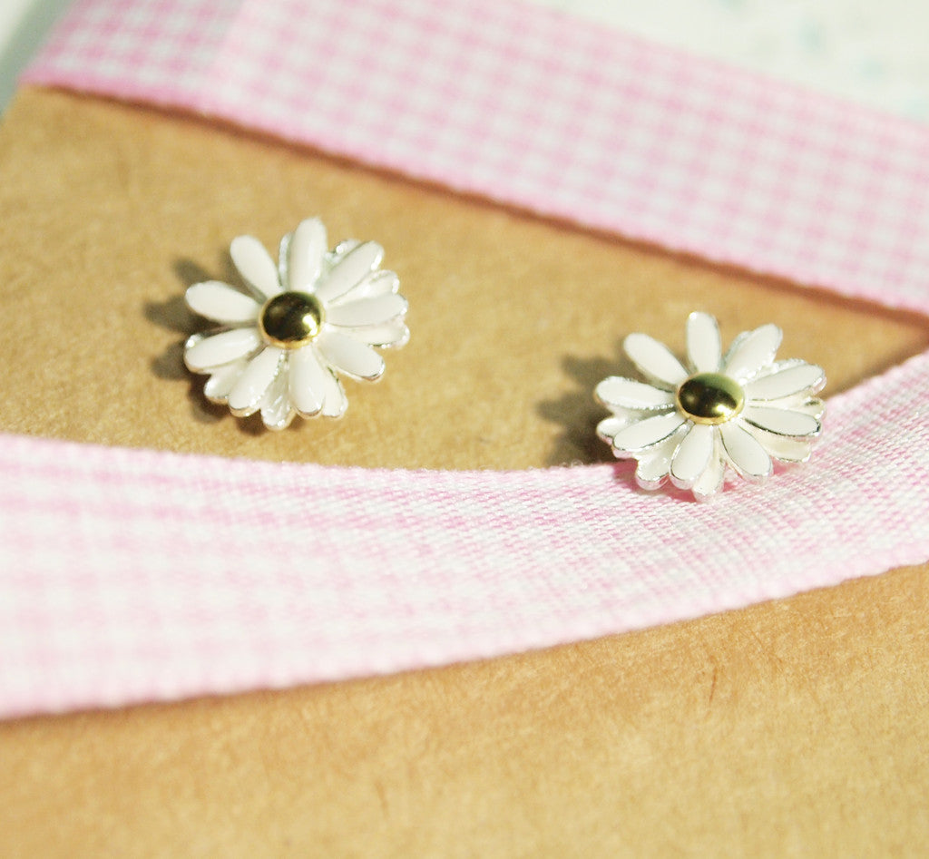 White Daisy flower studs earrings (925 sterling silver / plated over Brass)