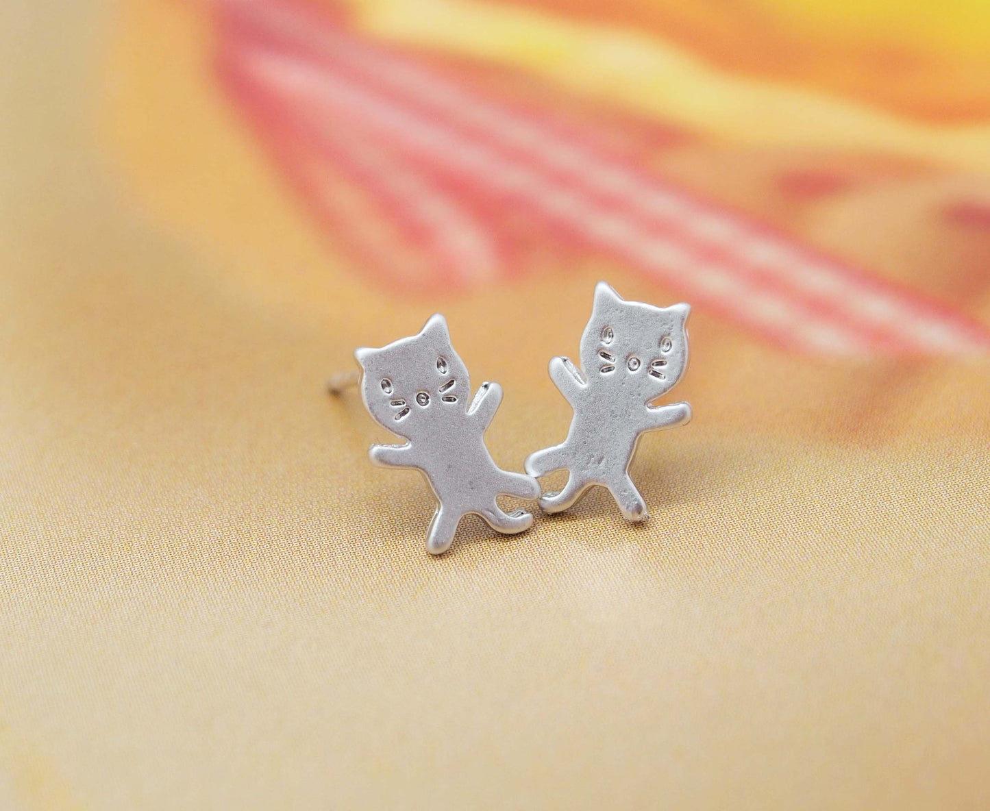 cute and unique tiny kitty cat post earrings( gold /silver)