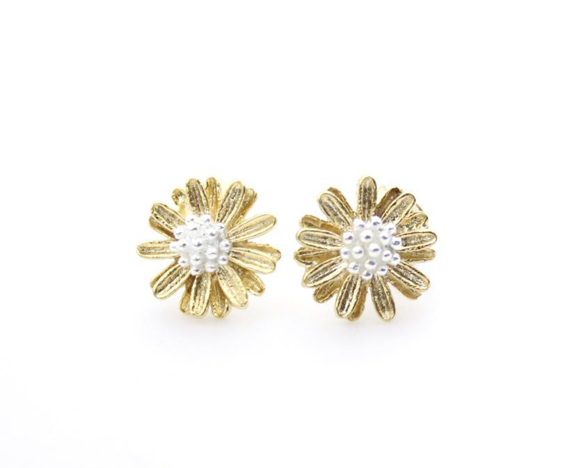 White Daisy flower studs earrings in silver / gold -3(925 sterling silver / plated over Brass)