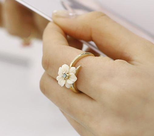 Antique and Vintage White Daisy Flower Ring detailed in swarovski stone