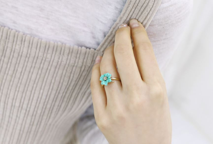 Antique and Vintage White Daisy Flower Ring detailed in swarovski stone