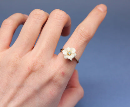 Antique and Vintage White Daisy Flower Ring detailed in swarovski stone