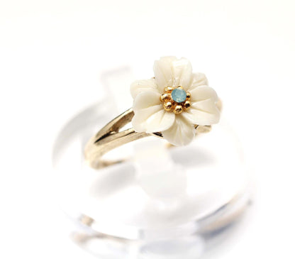 Antique and Vintage White Daisy Flower Ring detailed in swarovski stone