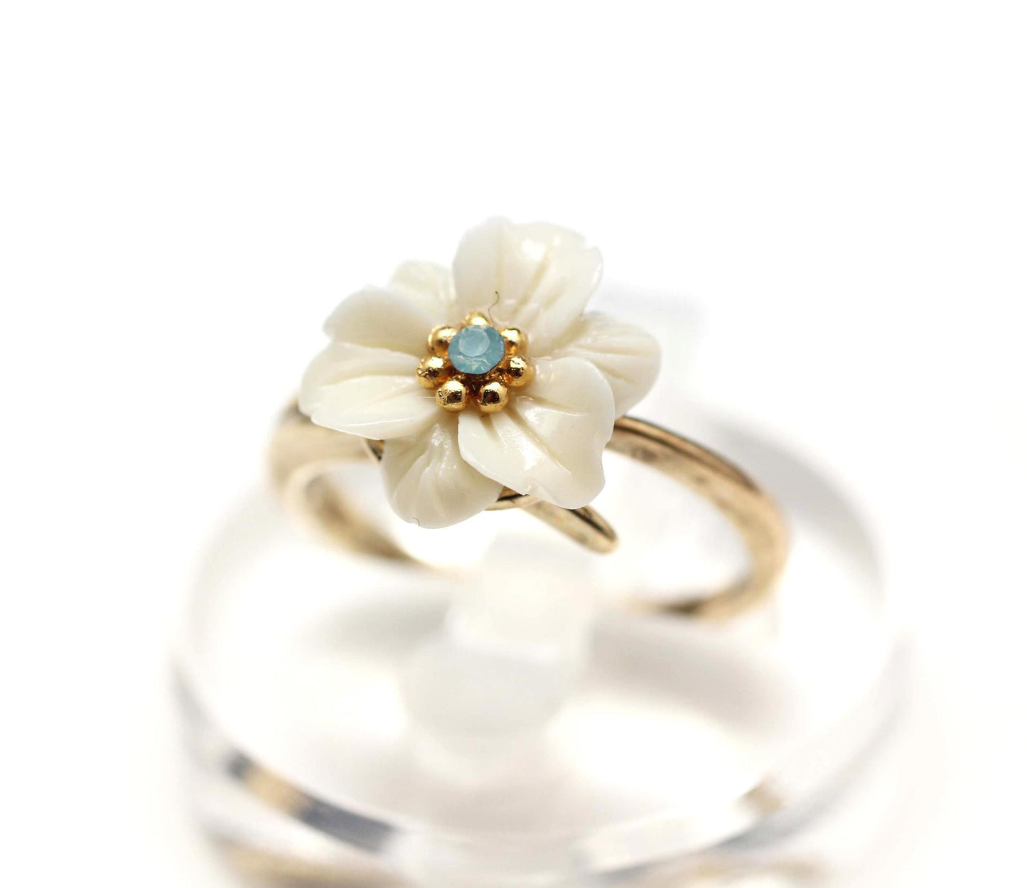 Antique and Vintage White Daisy Flower Ring detailed in swarovski stone